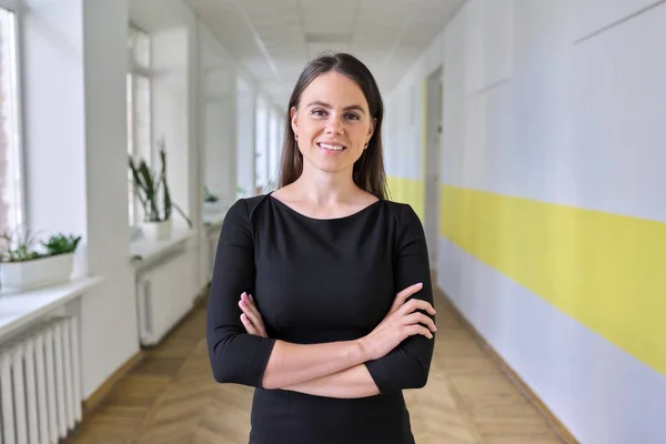 Retrato de jovem professora, assistente social, psicóloga na escola — Fotografia de Stock