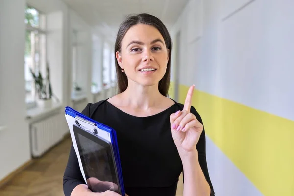 Nahaufnahme Porträt einer jungen Geschäftsfrau, die spricht und gestikuliert und in die Kamera schaut — Stockfoto