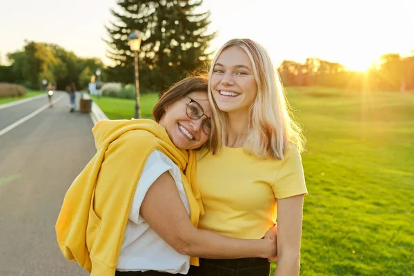 Обнимать счастливую улыбающуюся мать и дочь-подростка вместе — стоковое фото