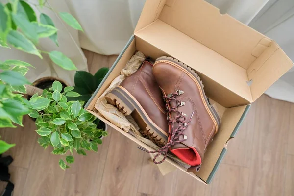 Nuevas botas de invierno impermeables de cuero marrón para mujer en caja —  Fotos de Stock