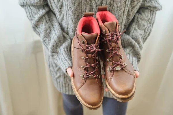 Nuevas botas de invierno impermeables marrones de cuero para mujer en manos de mujeres —  Fotos de Stock