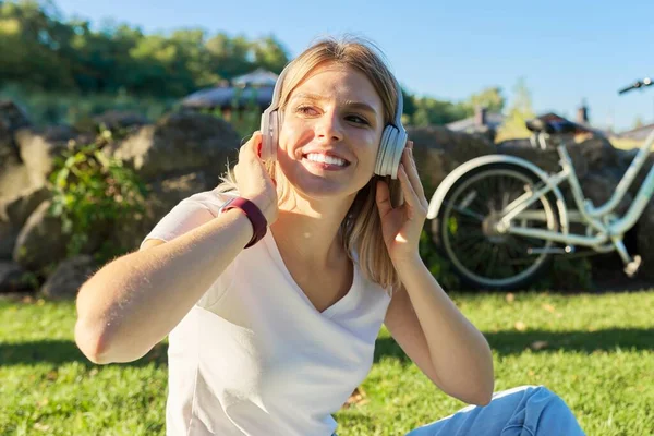 Feliz bela jovem em fones de ouvido — Fotografia de Stock