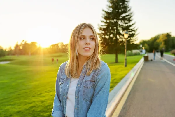 Porträtt av ung vacker lycklig kvinna 19, 20 år — Stockfoto