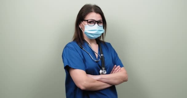 Porträtt av självsäker mogen läkare kvinna i medicinsk skyddsmask med stetoskop — Stockvideo