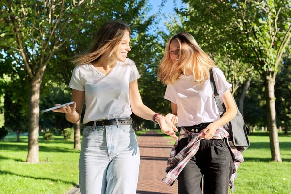 Duas belas meninas felizes adolescentes 17, 18 anos andando juntas no parque — Fotografia de Stock