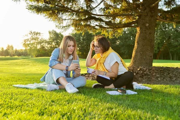 Incontro all'aperto di adolescente e donna di psicologa assistente sociale — Foto Stock