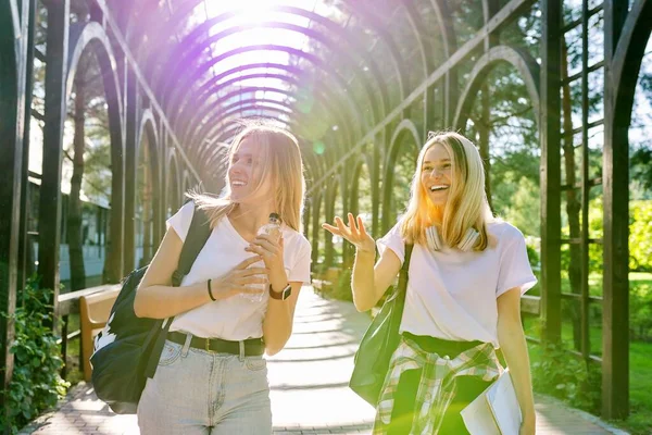 Dwa szczęśliwy uśmiech mówiący dziewczyny nastolatki studenci spacery razem — Zdjęcie stockowe