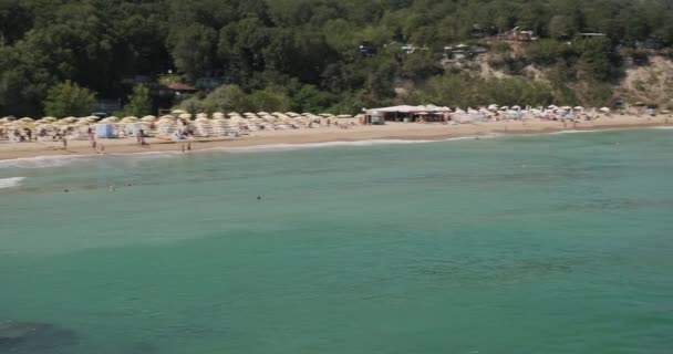 Vista general vídeo playa mar, Bulgaria Mar Negro Playa del Nirvana. — Vídeo de stock