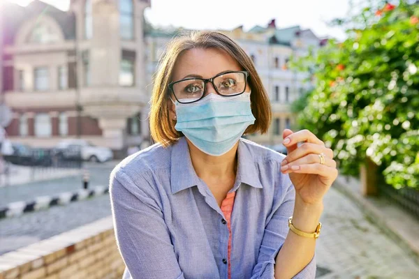 Retrato al aire libre de mujer madura de negocios en máscara protectora médica — Foto de Stock