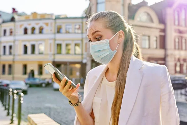 Retrato de una joven mujer de negocios con máscara de protección médica hablando por teléfono celular —  Fotos de Stock