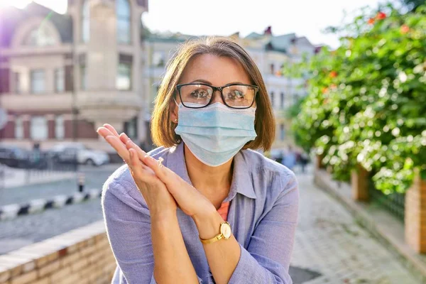 Retrato al aire libre de mujer madura de negocios en máscara protectora médica —  Fotos de Stock