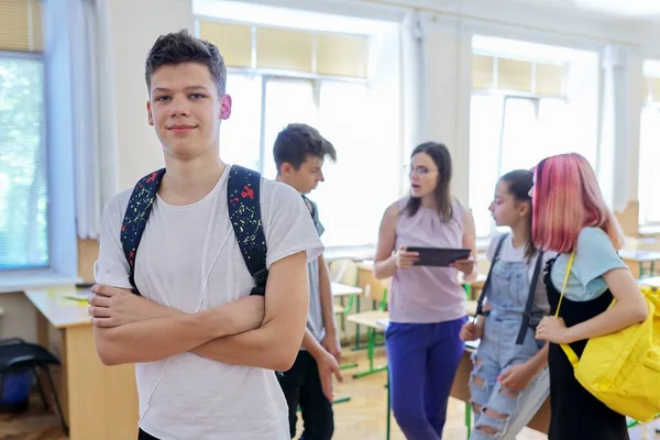 Retrato del adolescente mirando a la cámara, estudiante en el aula — Foto de Stock