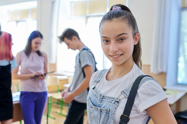 Ritratto di studentessa adolescente in classe con gruppo di alunni e insegnante — Foto Stock