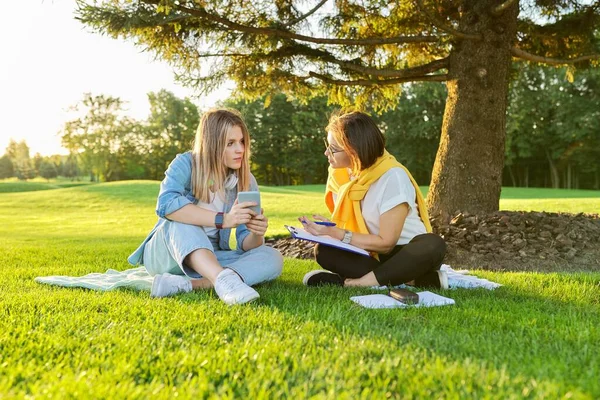 Encontro ao ar livre de adolescente e mulher de psicólogo assistente social — Fotografia de Stock