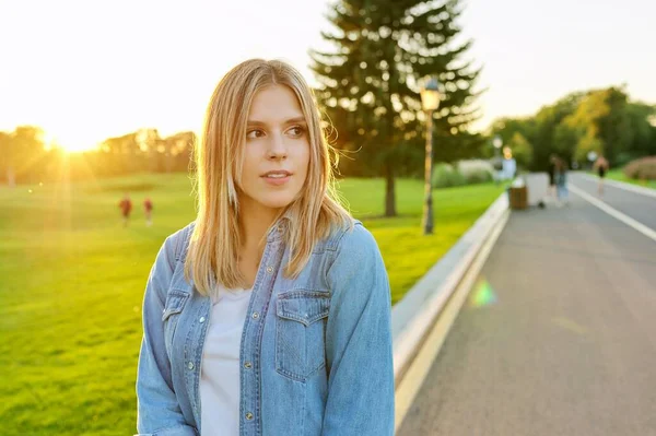 Porträtt av ung vacker lycklig kvinna 19, 20 år — Stockfoto