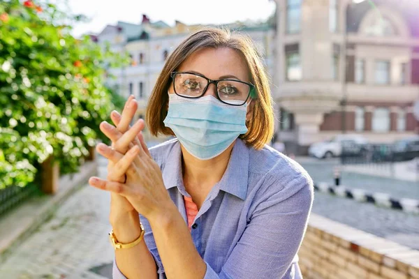 Retrato al aire libre de mujer madura de negocios en máscara protectora médica —  Fotos de Stock