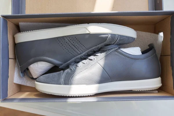 Zapatillas de deporte de cuero gris de moda para hombre, diseño casual — Foto de Stock