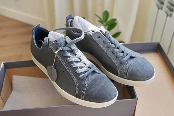 Män fashionabla grå läder sneakers, casual design — Stockfoto