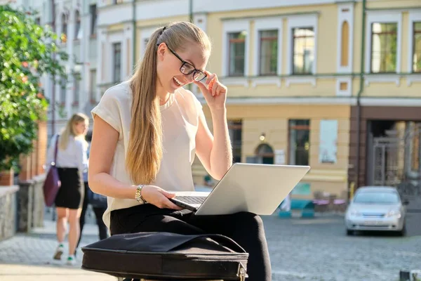 Νεαρή επιχειρηματίας με φορητό υπολογιστή σε εξωτερικούς χώρους, θηλυκό κοιτάζοντας οθόνη υπολογιστή — Φωτογραφία Αρχείου