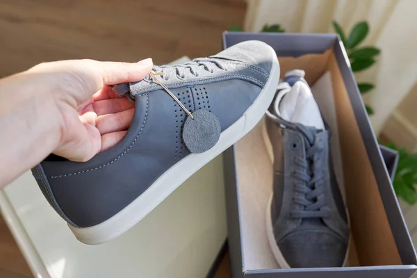 Heren modieuze grijze lederen sneakers, casual design — Stockfoto