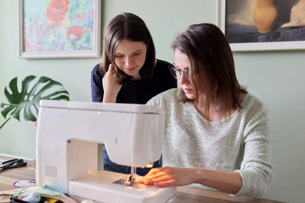 Madre e hija adolescente cosen juntos en casa — Foto de Stock