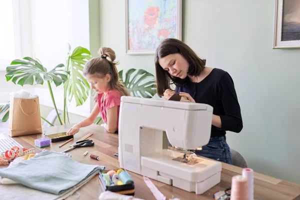 Niños juntos sentados en casa, cosiendo muñeco de juguete conejito — Foto de Stock