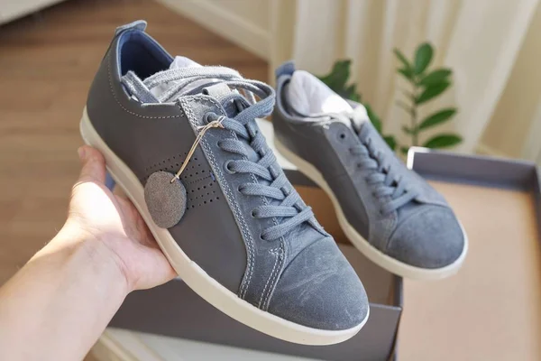 Férfi divatos szürke bőr cipő, alkalmi design — Stock Fotó