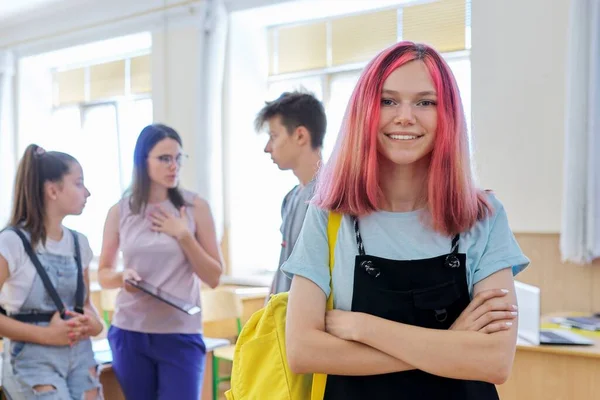 Ritratto di adolescente sorridente in classe in pausa — Foto Stock