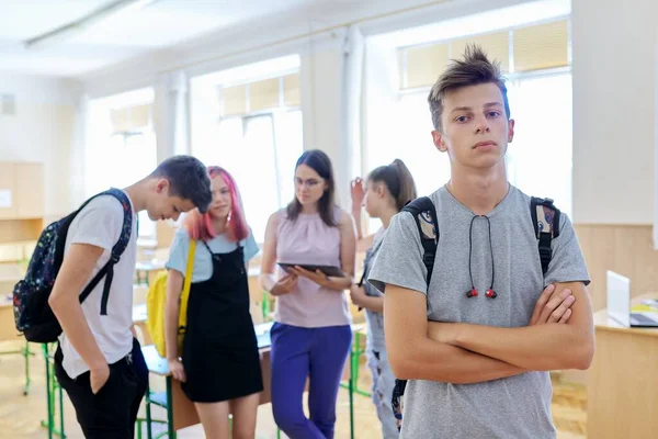 Portrét usmívajícího se dospívajícího chlapce ve třídě na přestávce — Stock fotografie