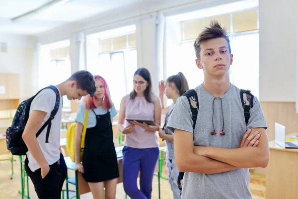 Portrait d'un adolescent souriant en classe en pause — Photo