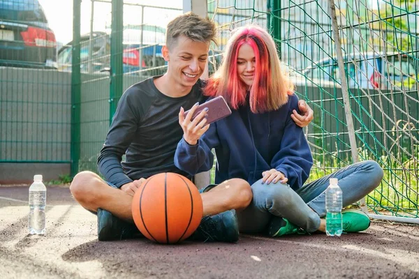 Casal de adolescentes em quadra de rua de esportes com bola, estilo de vida — Fotografia de Stock