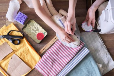 Paçavra bebek dikmenin yaratıcı sürecine yakın çekim