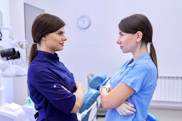 Equipe de duas médicos dentistas mulheres no consultório odontológico — Fotografia de Stock