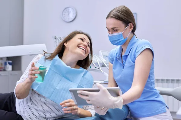 Odontoiatria, cure odontoiatriche, medico dentista donna consulta il paziente sulla sedia — Foto Stock