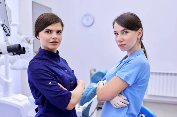Команда из двух врачей женщин-стоматологов в стоматологическом кабинете — стоковое фото