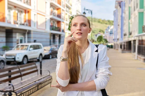 Jovem mulher de negócios gravando fluxo na cidade — Fotografia de Stock