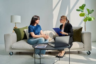 Psikoloji seansı, danışman psikologla konuşan kadın hasta, ofiste birlikte oturuyoruz. Profesyonel ruhsal yardım tedavisi psikolojik tedavi desteği