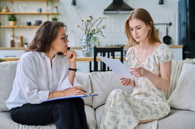 Genç bir kızla çalışan kadın sosyal hizmet uzmanı. Ev ziyareti, araştırma danışmanlığı. Psikolojik sosyal hizmetler, psikoloji psikoterapi, tedavi desteği