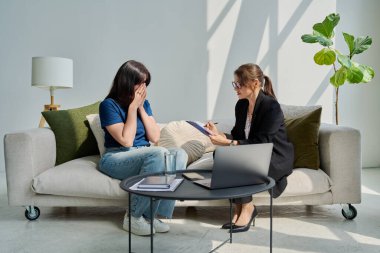 Kadın psikologla terapi seansında mutsuz bir kadın. Hasta terapist psikoterapistle sorunları tartışıyor. Ruh sağlığı, yardım desteği, psikoloji, psikoterapi