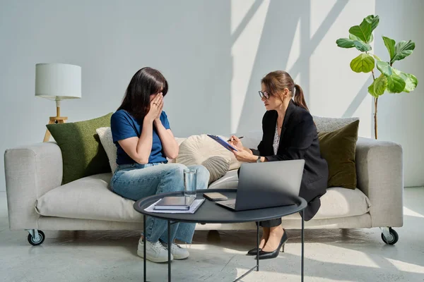 Kadın psikologla terapi seansında mutsuz bir kadın. Hasta terapist psikoterapistle sorunları tartışıyor. Ruh sağlığı, yardım desteği, psikoloji, psikoterapi