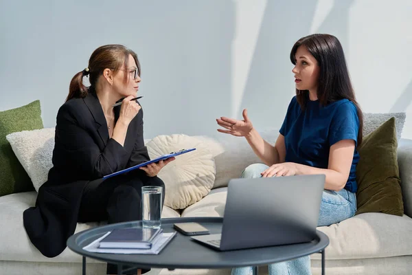 Psikoloji seansı, danışman psikologla konuşan kadın hasta, ofiste birlikte oturuyoruz. Profesyonel ruhsal yardım tedavisi psikolojik tedavi desteği
