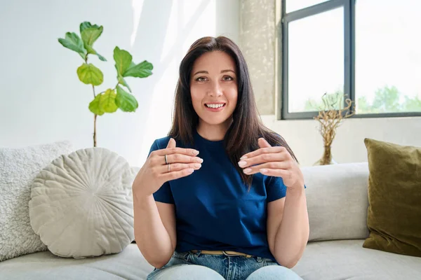 Web kamerası görüntüsü genç, gülümseyen pozitif kadın görüntülü konuşma görüşmesi, online toplantı, uzaktan iletişim, blog bloğu. Teknoloji işi insanları kavramı