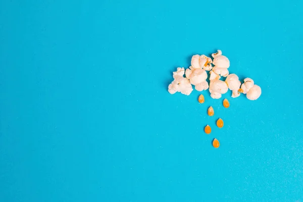 Nube Lluviosa Hecha Palomitas Maíz Sobre Fondo Azul — Foto de Stock