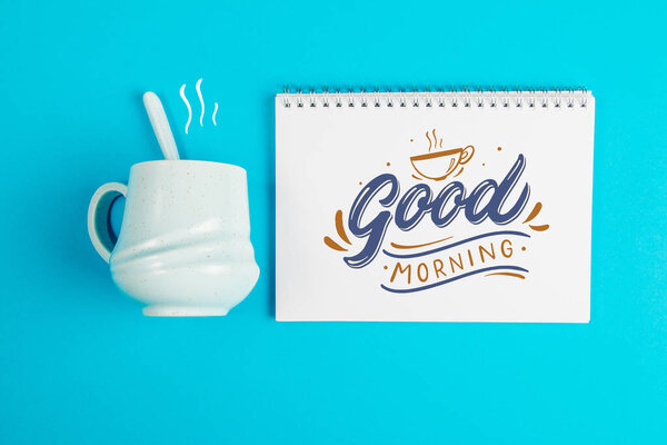 Голубая кружка кофе на синем фоне с текстом и бланком белой страницы
