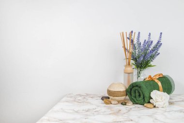 Mermer tablo ve beyaz arkaplan üzerindeki nesneler ve elementler