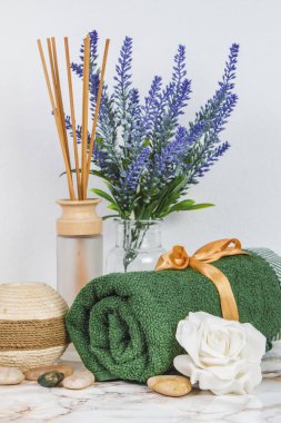 Mermer tablo ve beyaz arkaplan üzerindeki nesneler ve elementler