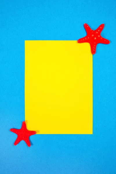Červené Hvězdice Modrém Žlutém Pozadí — Stock fotografie