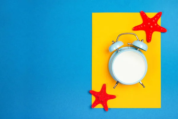 Relógio Alarme Azul Com Estrelas Mar Fundo Amarelo Azul — Fotografia de Stock