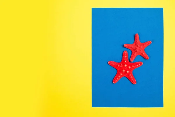 Estrelas Vermelhas Fundo Azul Amarelo — Fotografia de Stock