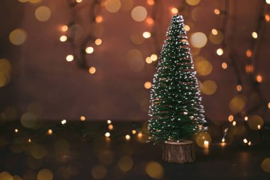 Bokeh ışıklarıyla çevrili bir Noel ağacının yatay fotoğrafı